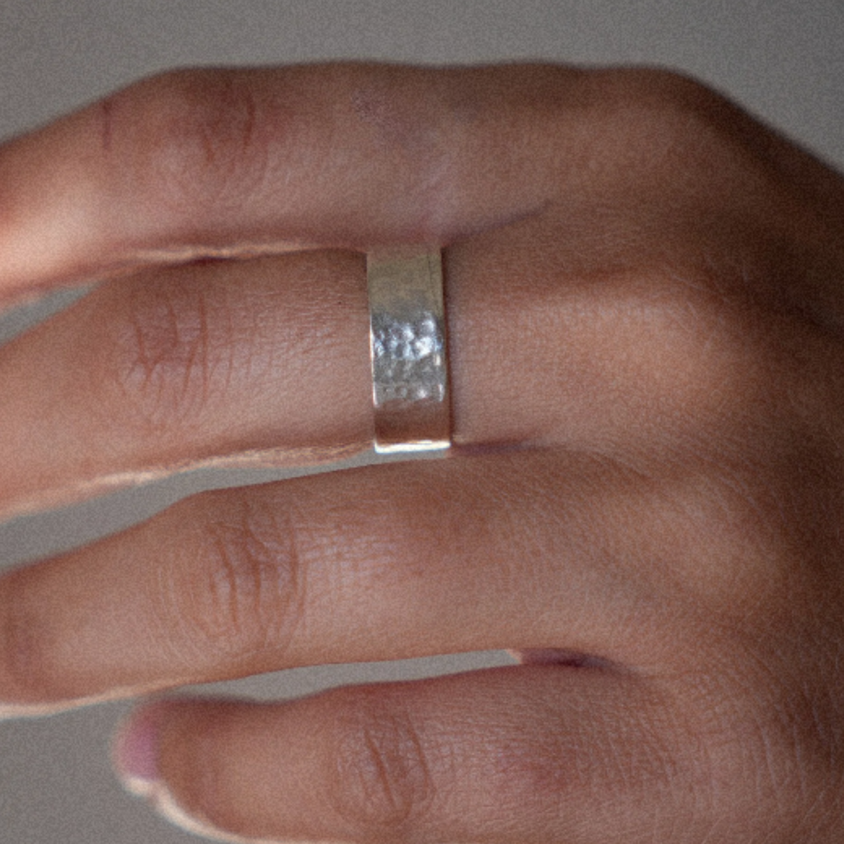 NAYA SILVER RING על האצבע