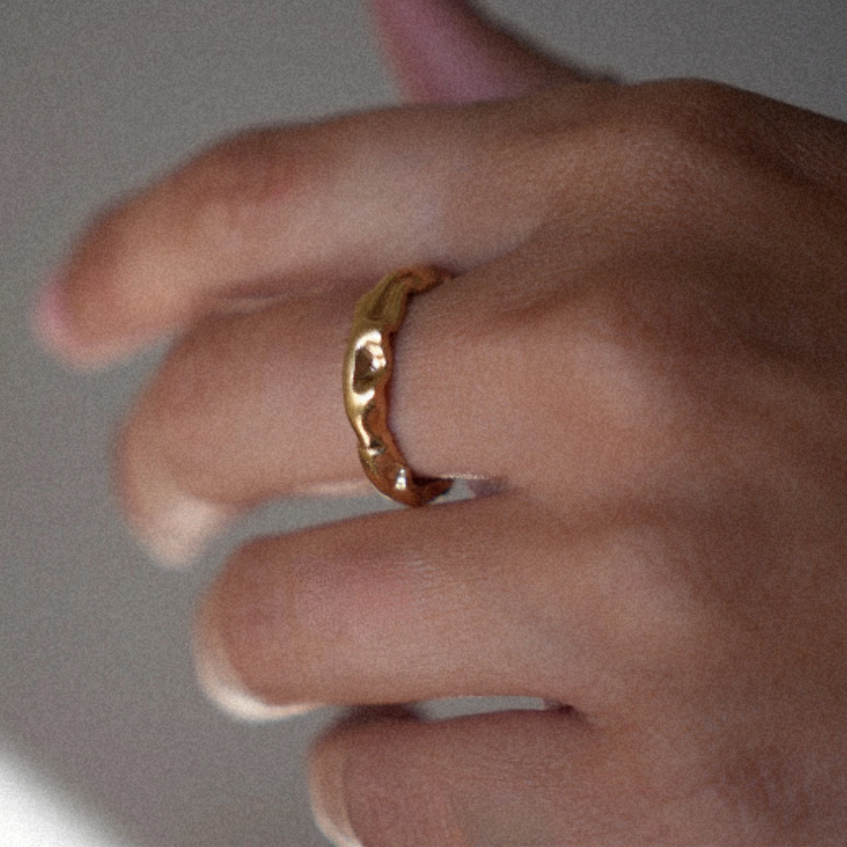 LIBRA GOLD RING על האצבע