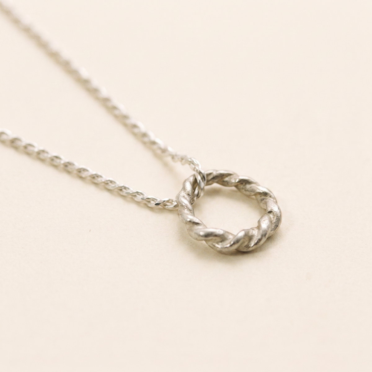 GIRO SILVER NECKLACE · תליון חבל עגול מכסף 925, תקריב