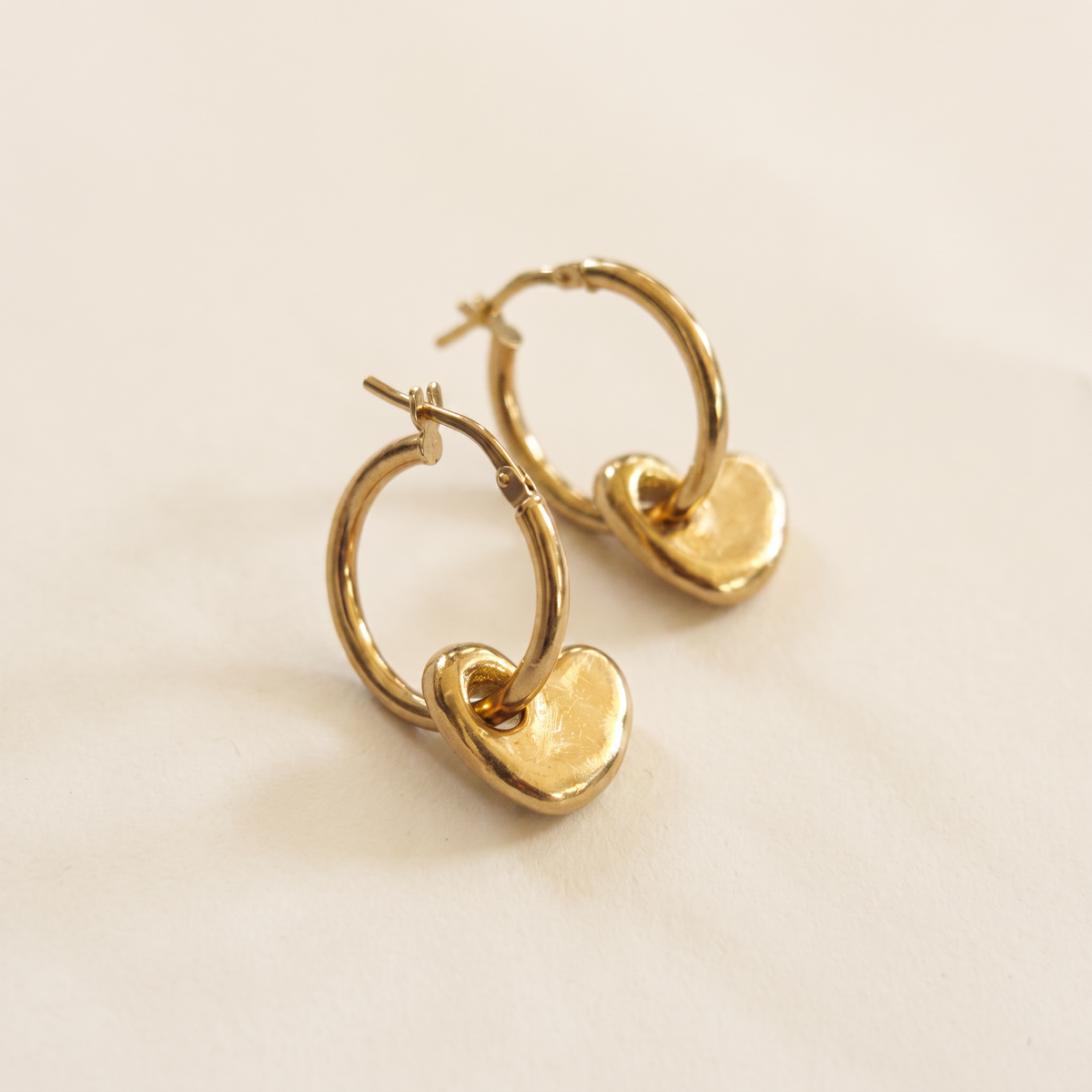 LEV GOLD EARRINGS · עגילי חישוק בציפוי זהב עם תליון לב