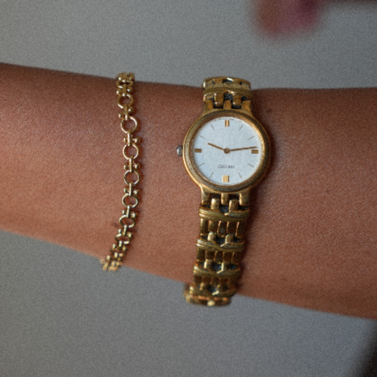 MIKEY BRACELET על פרק היד, לצד שעון וינטג'