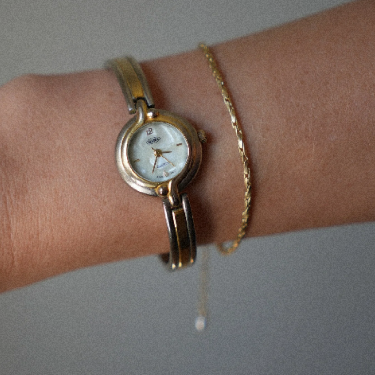 JULI GOLD BRACELET על פרק היד, לצד שעון וינטג'