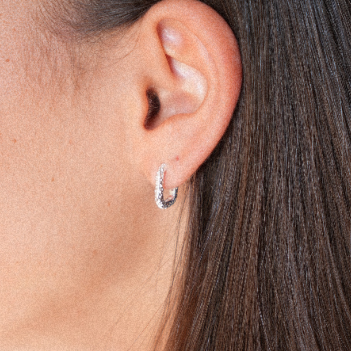RONI EARRINGS על האוזן