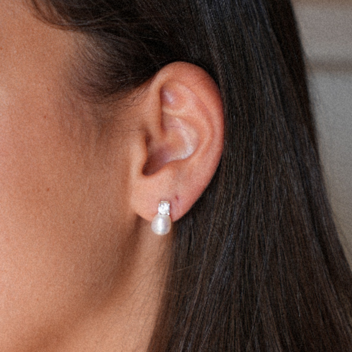 SHAKED SILVER EARRINGS על האוזן