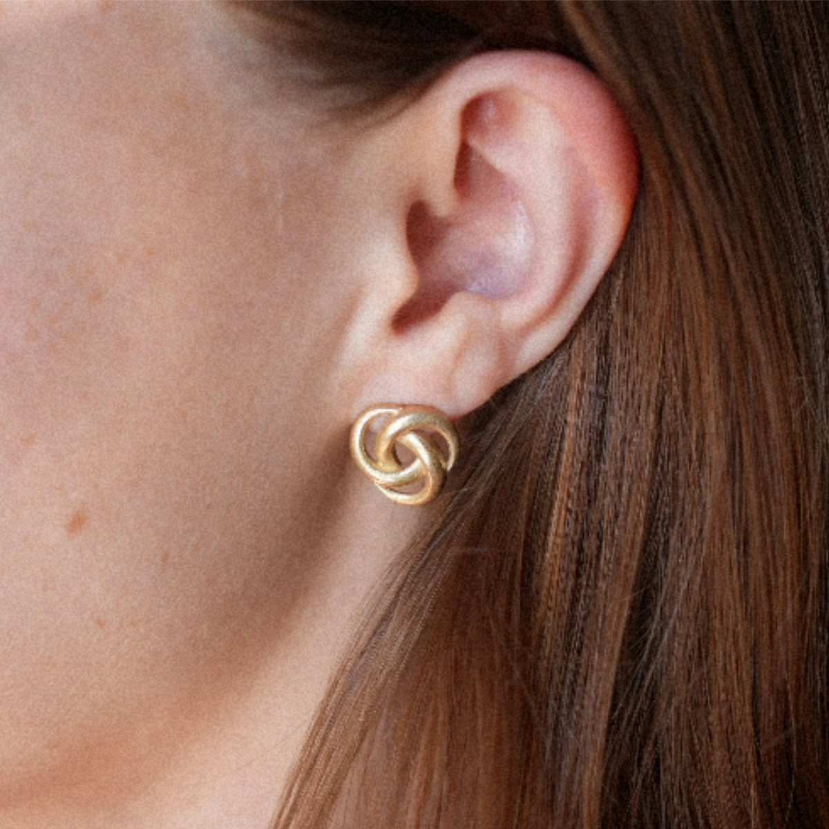 SHOVAL GOLD EARRINGS על האוזן