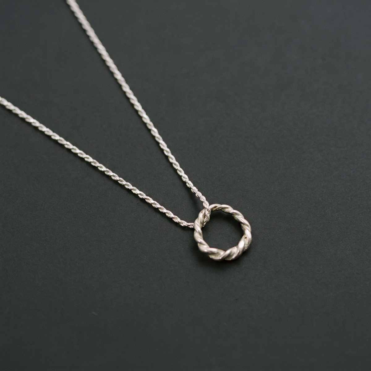 GIRO SILVER NECKLACE · שרשרת כסף 925 עדינה עם תליון חבל עגול
