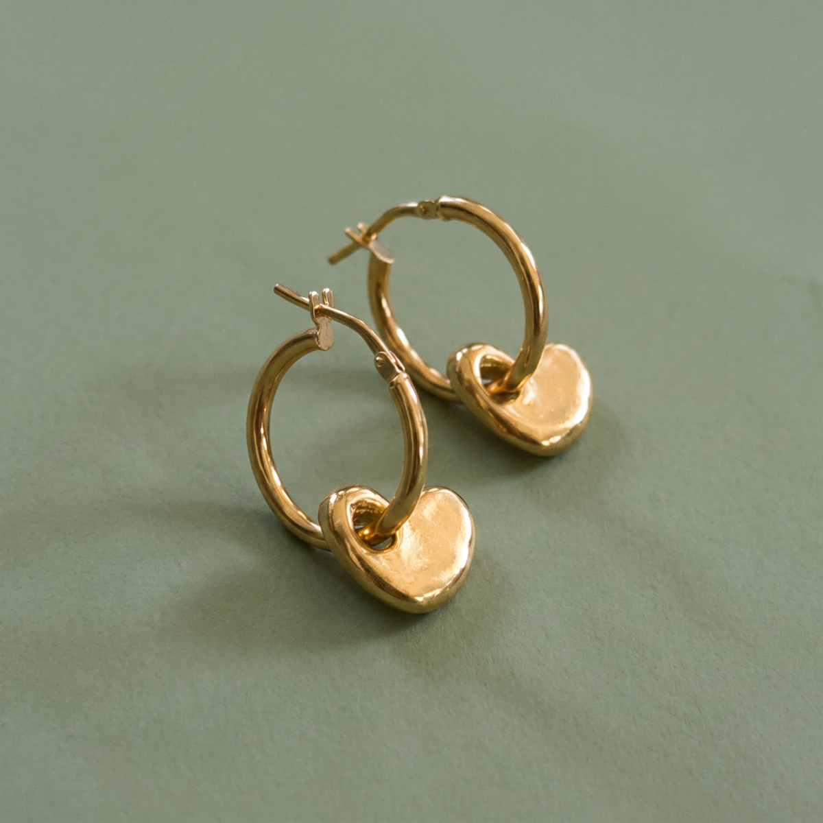 LEV GOLD EARRINGS · עגילי חישוק בציפוי זהב עם תליון לב