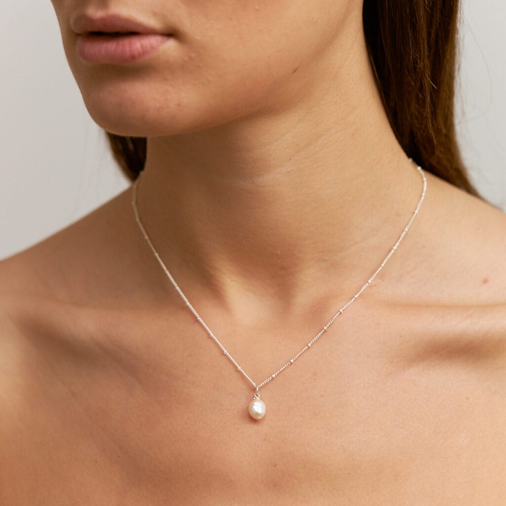 YULI SILVER NECKLACE