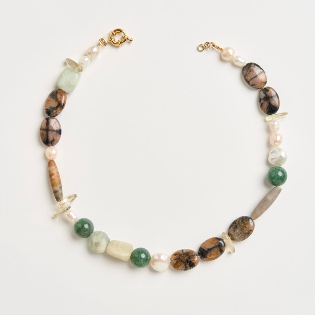 THE GREEN NECKLACE IN GOLD