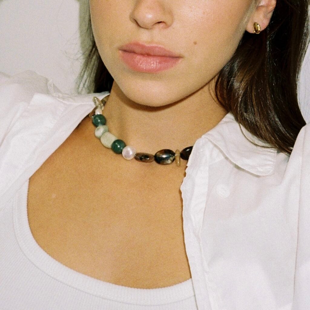 THE GREEN NECKLACE IN GOLD
